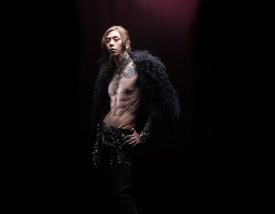 美しすぎる44歳 あのHAKUEIが「月刊シリーズ」で完璧ボディを披露